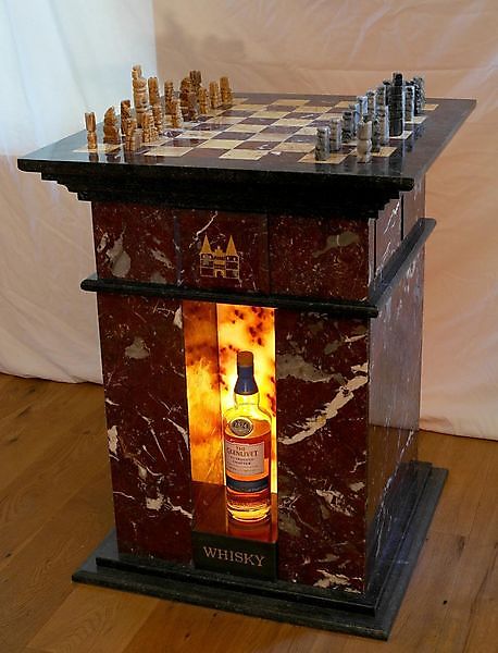 Chess Whisky table in Old English Style Sculpturen